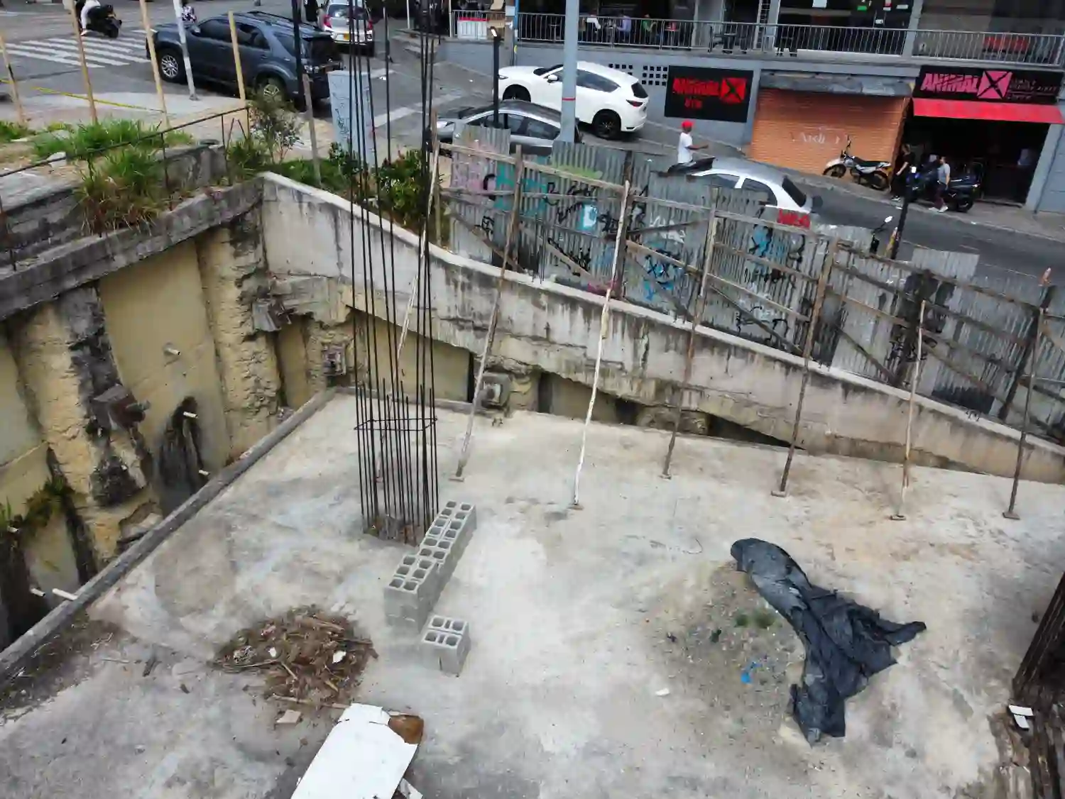 Vista aérea de una obra en construcción en zona urbana de Medellín