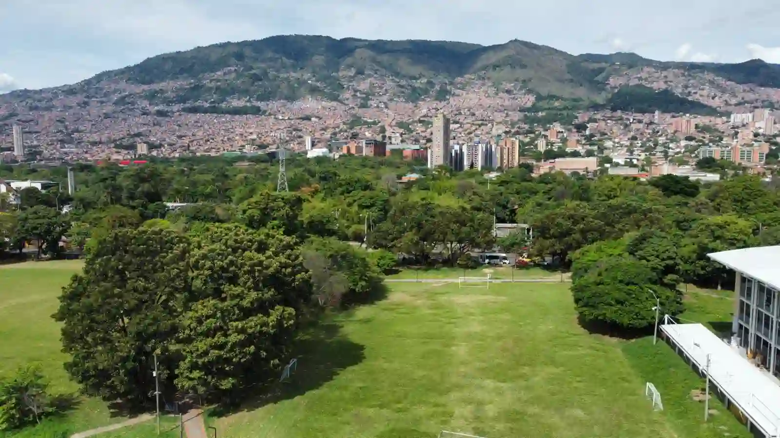 Panorámica aérea de Medellín con montañas al fondo